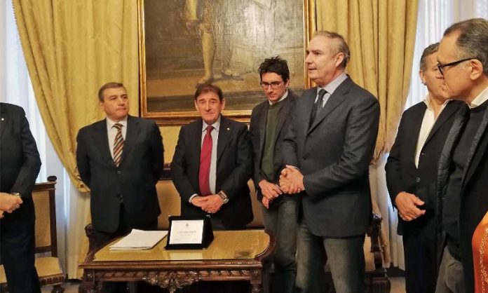 14-01-19 oggi consegna targa a radiologo Vincenzo Genchi_1