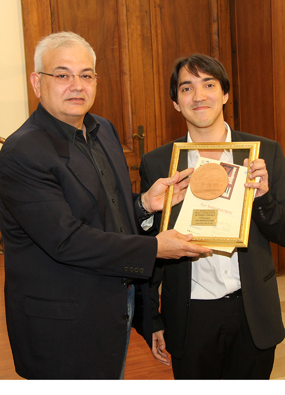 Il-presidente-degli-Amici-della-Musica,-Paolo-Ruta,-premia-il-vincitore-...