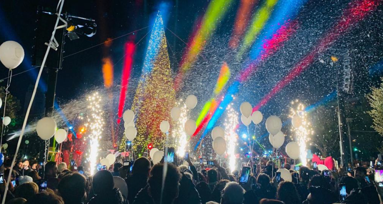 Spettacoli Di Natale Per Bambini.Monopoli In Arrivo Un Ricco Week End Per Natale Con Spettacoli Per Bambini Concerti Artisti Di Strada E Show Di Luci E Musica Puglia Planet