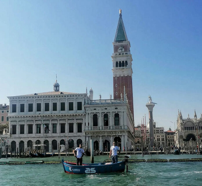 il-gozzo-monopolitano-su-Canal-Grande-a-Venezia