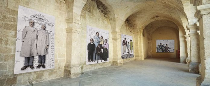 Piazza-San-Giorgio,-'Il-FIlo-Rosso---L'Autre-Portrait-a-Melpignano'-di-Miriam-Colognesi