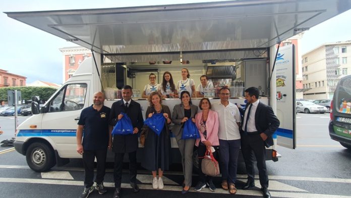 08-07-22 Cucina Mobile_presentato food truck di Progetto Arca per la distribuzione di cibo sano alle persone senza dimora