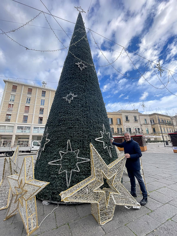 assessore-foresio-vicino--albero-di-natale