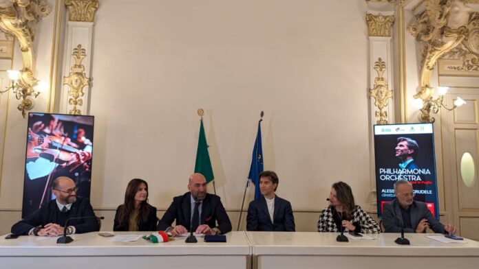 14-11-24 oggi il maestro Alessandro Crudele ha presentato il tour pugliese della Philharmonia Orchestra di Londra