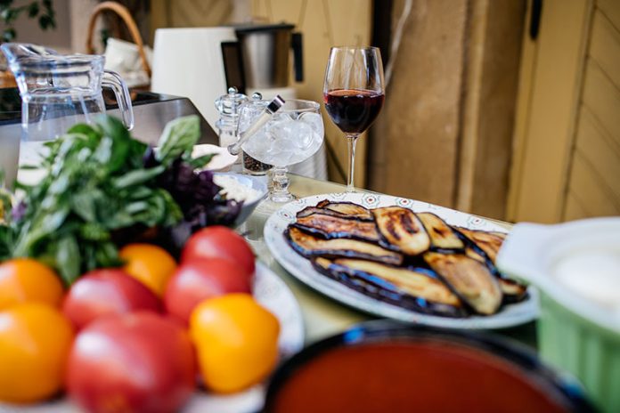 pranzo-agriturismo-696x464