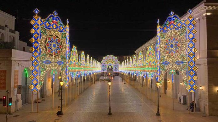 07-05-25-domani-l'accensione-delle-luminarie-di-piazza-del-Ferrarese_--oltre-72mila-lampadine-a-led_1