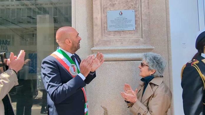 14-05-25-apposta-una-targa-in-memoria-di-Giovanni-Capaldi-fondatore-e-direttore-del-conservatorio--Niccolò-Piccinni_1