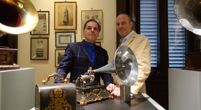 Marco Scolastra e Mark Milhofer con grammofono a Villa Bellosguardo (Museo Caruso)