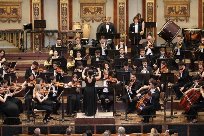 Ayso Orchestra e la sua direttrice e fondatrice Teresa Satalino 2