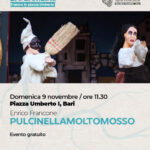 Domenica 9 novembre secondo appuntamento di “Occupato dai bambini!”: piazza Umberto diventa un palcoscenico a cielo aperto con “PulcinellaMoltoMosso” di Enrico Francone