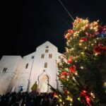 L’Albero di Natale in memoria di Sandro Ambrosi torna a splendere a Bari