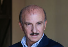 A Monopoli Carlo Buccirosso in scena con la commedia “Qualcosa è andato storto”