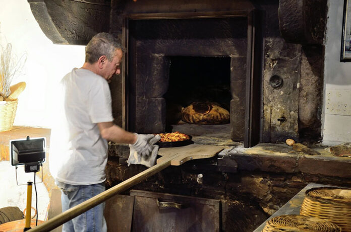 Angelo-Di-Biccari-e----il-forno-a-paglia