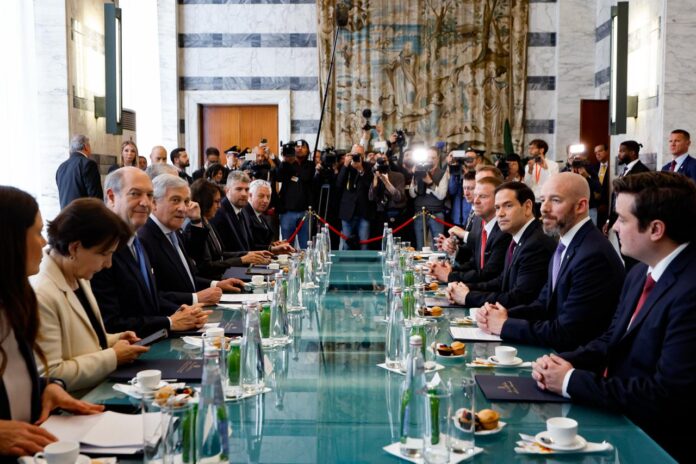 Tajani_Rubio con pasticciotto (foto dal sito del Ministero degli Esteri)