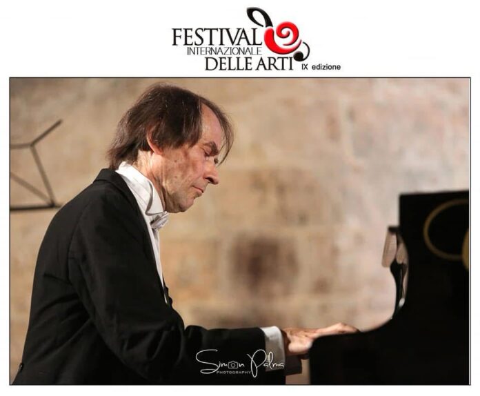 ll Maestro Sergio La Stella al pianoforte