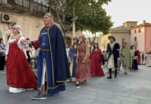 La storia rivive a Orsara con 150 figuranti, musici e sbandieratori