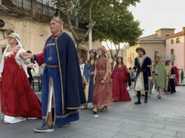 La storia rivive a Orsara con 150 figuranti, musici e sbandieratori