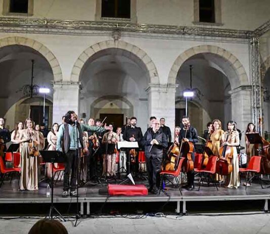 De Andrè in veste orchestrale: il concerto Faber Symphoniker fa tappa a Bisceglie e Vieste