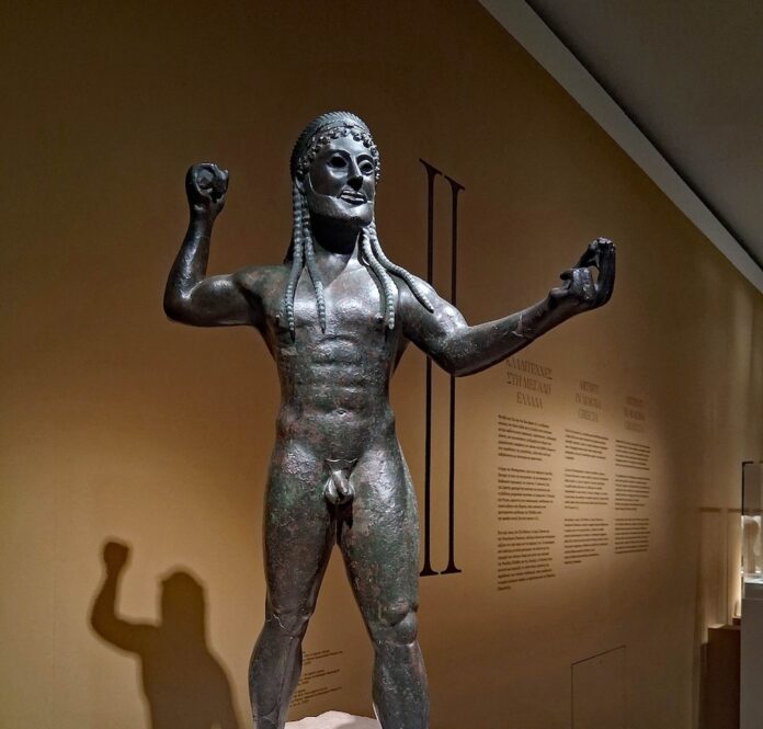 Lo Zeus di Ugento nell'esposizione al Museo dell'Acropoli di Atene